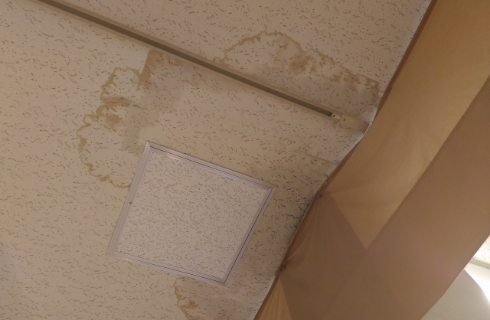 雨漏り跡